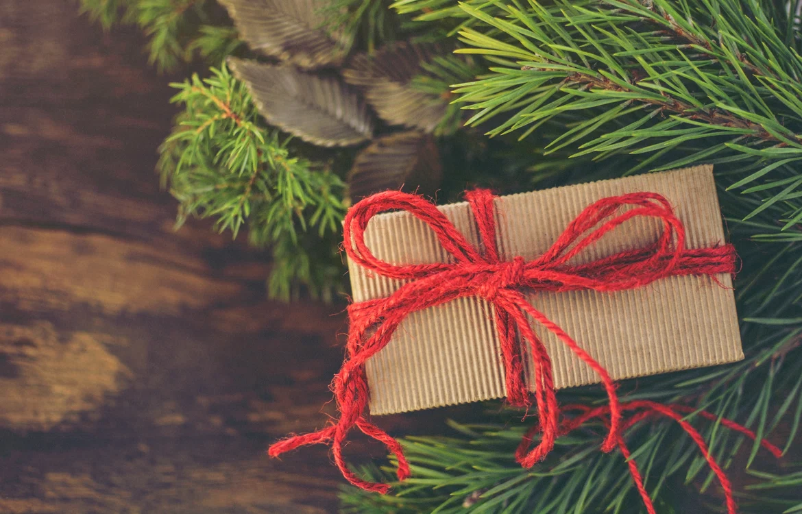 
    Ca de fiecare Crăciun, provocarea o reprezintă căutarea cadoului potrivit pentru persoanele dragi. Sursa foto: Unsplash  