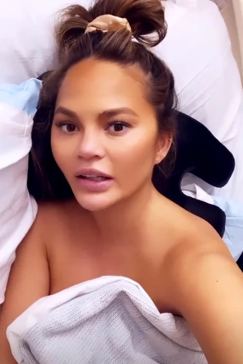 
    Chrissy Teigen  s-a liniștit  
