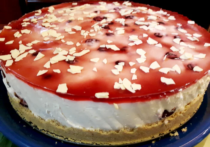 
    Cheesecake cu vişine şi cireşe   