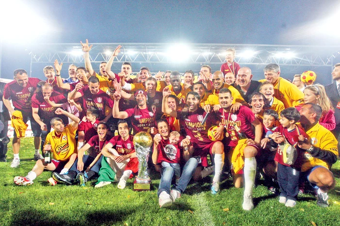 
    Ceferiştii au sărbătorit  până dimineaţa câştigarea  celui de-al treilea titlu  din istoria clubului  