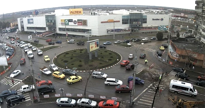 Poliţiştii îi sfătuiesc pe şoferi să evite rondul din zona centrelor comerciale                  FOTO: buzaucity.ro