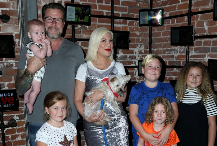 Tori Spelling cu familia la o gală pentru protecţia animalelor