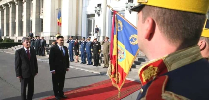 Aspect din timpul ceremoniei militare de primire a ministrului apărării al Republicii Moldova FOTO mapn.ro