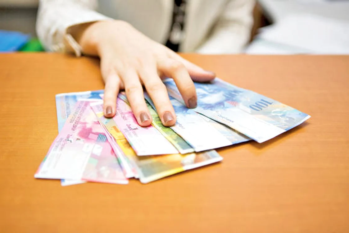 
    Recordul atins de franc a fost de 4,5817 lei  