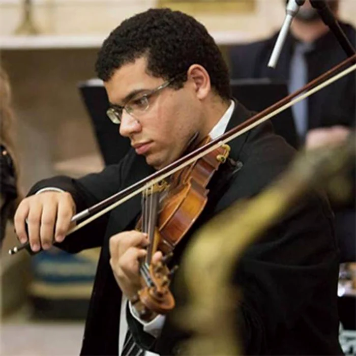 Pedro îi oferă preotului cădelniţa