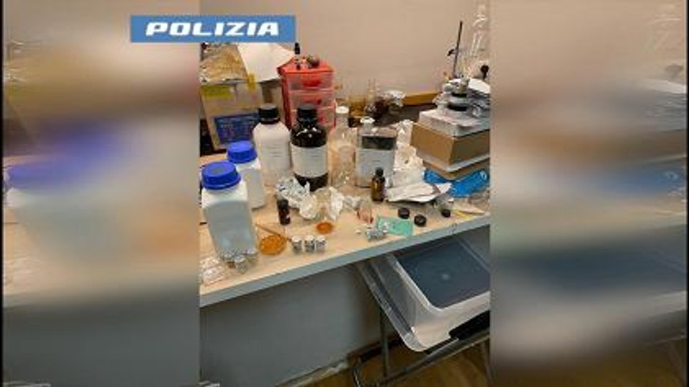 Breaking Bad, în mansarda unui student pasionat de chimie: a creat un laborator clandestin pentru producerea de metamfetamină și droguri sintetice