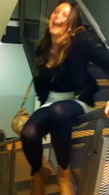 
    Tânăra a dorit să-i arate prietenei cum se dă pe balustradă  