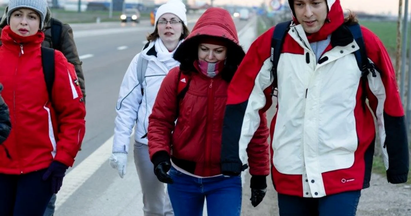 Opt voluntari din Ploieşti, Braşov şi Focşani au pledat pentru mersul pe jos, parcurgând 100 de kilometri între Ploieşti şi Braşov. FOTO johncristea.ro