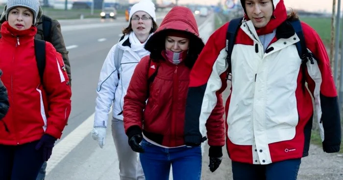 Opt voluntari din Ploieşti, Braşov şi Focşani au pledat pentru mersul pe jos, parcurgând 100 de kilometri între Ploieşti şi Braşov. FOTO johncristea.ro