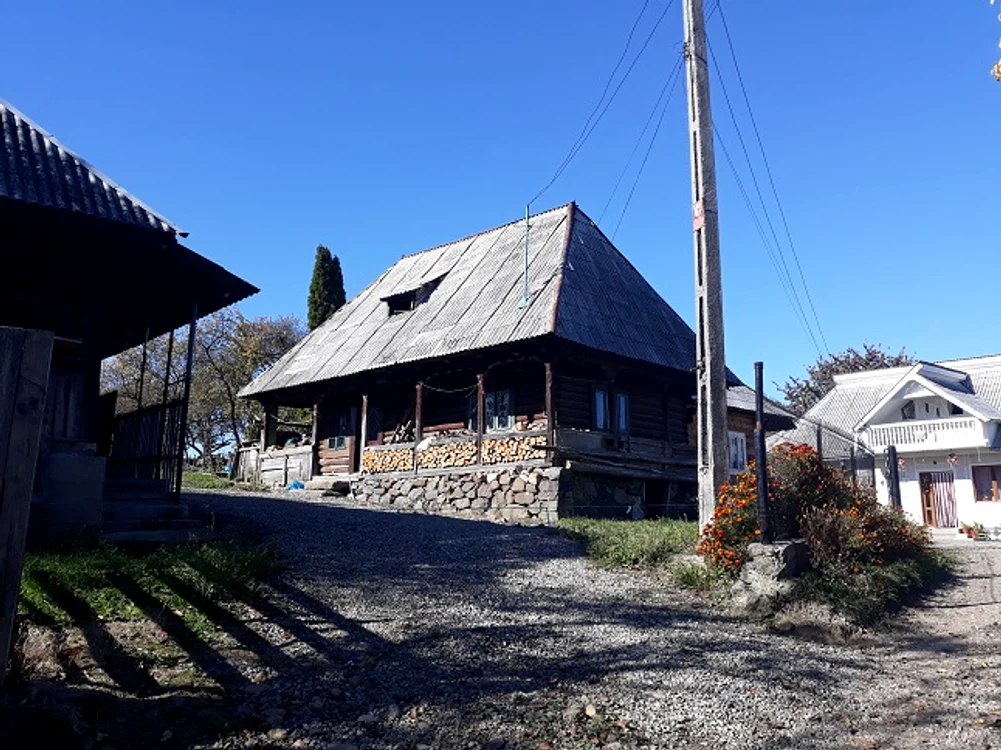 Case tradiționale din lemn, la Breb    FOTO Angela Sabău