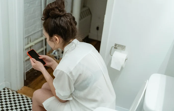 Riscurile nebănuite la care se expun cei care merg la baie cu telefonul / foto: Pexels