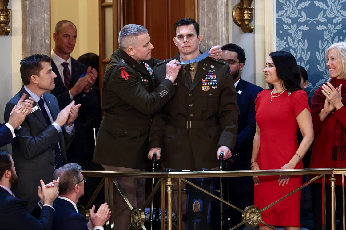 Trump a acordat Medalia de Onoare unuia dintre piloții răniți în raidul din Venezuela FOTO EPA-EFE