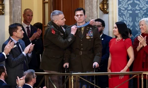 Trump l a decorat cu Medalia de Onoare pe unul dintre piloții răniți în raidul din Venezuela FOTO EPA EFE jpg