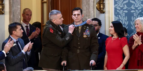 Trump l a decorat cu Medalia de Onoare pe unul dintre piloții răniți în raidul din Venezuela FOTO EPA EFE jpg