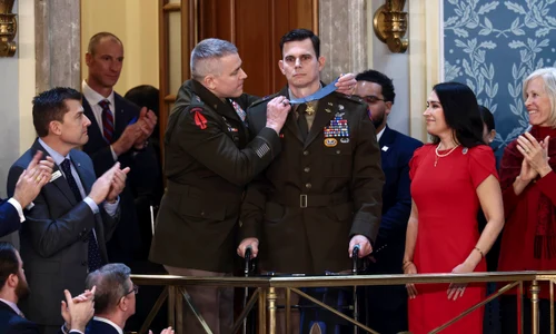 Trump l a decorat cu Medalia de Onoare pe unul dintre piloții răniți în raidul din Venezuela FOTO EPA EFE jpg