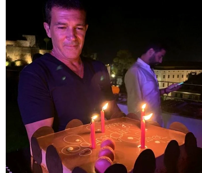 
    Banderas s-a pozat cu tortul  