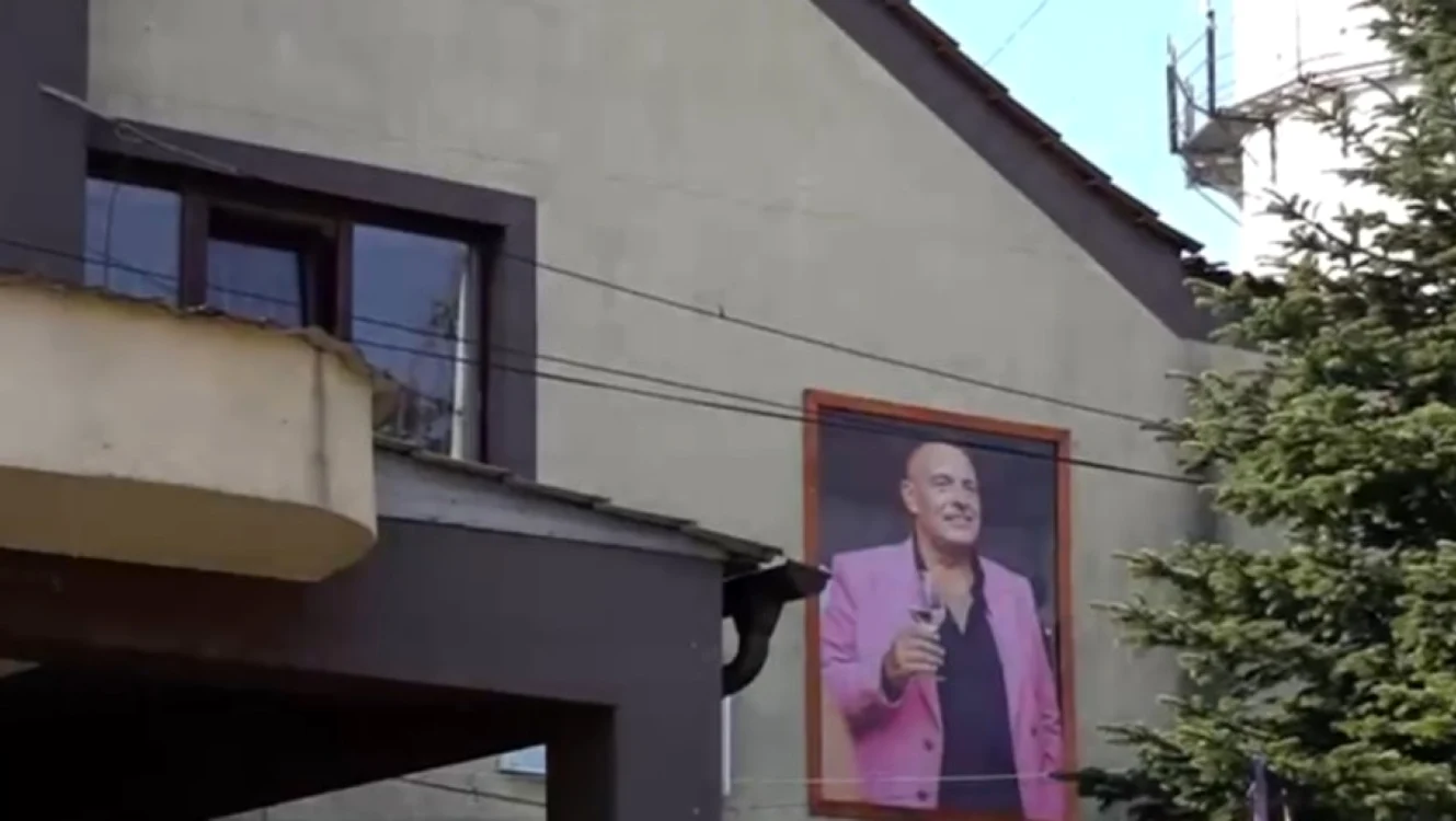 Tablou cu primarul decedat, pus pe faţada instituţiei. FOTO: captură Digi24