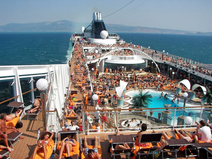 Pe vapor există numeroase spaţii de distracţie şi relaxare