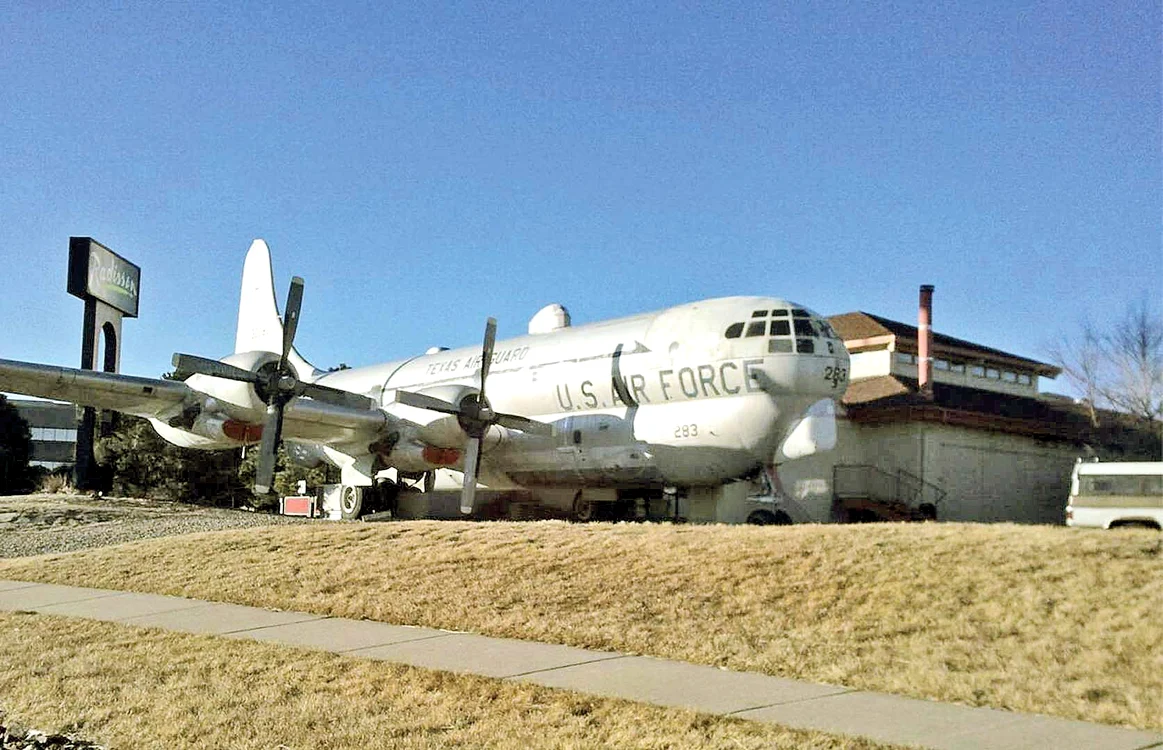 SUA. Niciodată mâncarea nu a fost mai gustoasă ca atunci când o savurezi într-un Boeing KC-97 din 1950