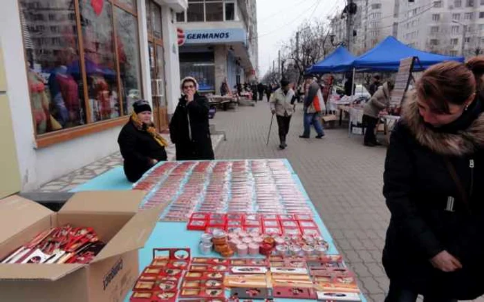 Centrul Slatinei se află "sub ocupaţia" comercianţilor de mărţişoare şi alte obiecte de sezon  (FOTO: Mugurel Manea)