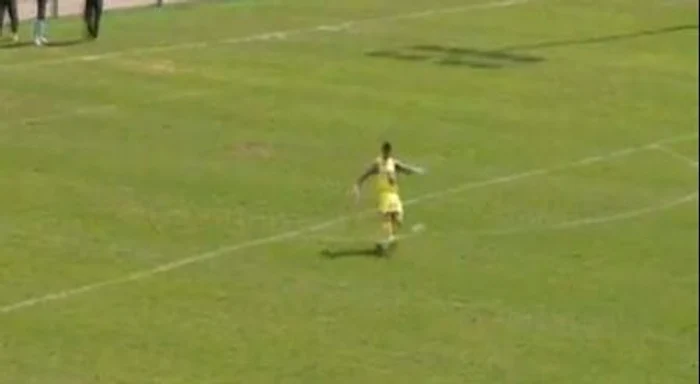 
    De aici a degajat portarul  