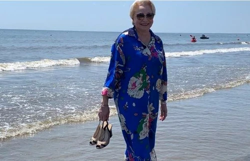 Viorica Dăncilă s-a plimbat desculță pe malul Mării Negre Foto: Arhivă personală