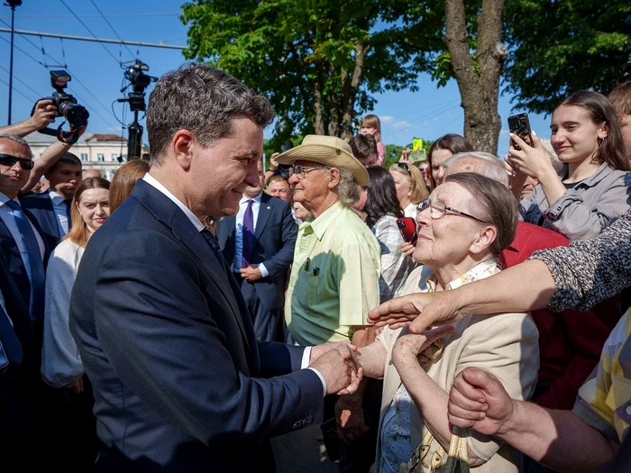 Nicușor Dan, plimbare la 33 de grade alături de Cătălin Predoiu, spre Muzeul Național de Artă