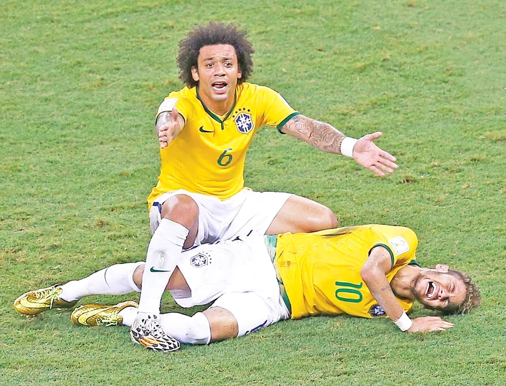 Columbianul Zuniga a intrat cu genunchiul în spatele lui Neymar