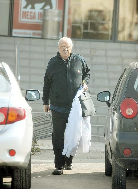 Ora 14.45 - După mai bine de 4 ore de filmări, Arşinel pleacă spre  casă, la fel de vioi şi vesel ca la primele ore ale dimineţii