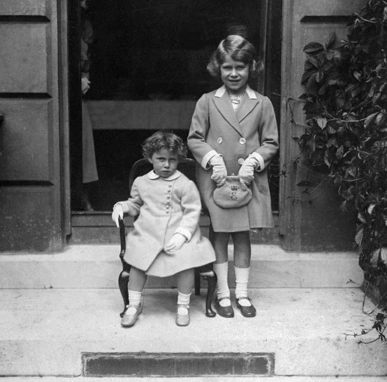 Prințesa Margaret și Regina Elisabeta, în 1933
