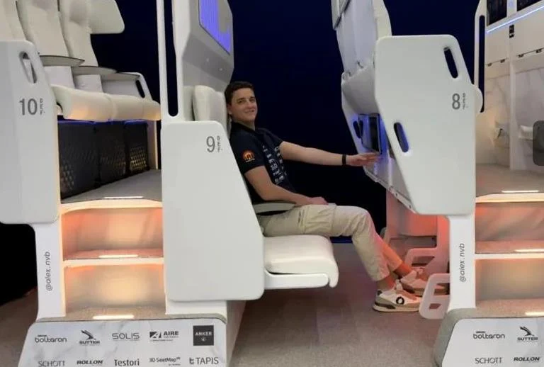 Noile inovații ale companiilor aeriene modelează viitorul zborului: ecrane panoramice, mini-cabine de lucru și scaune pe două niveluri