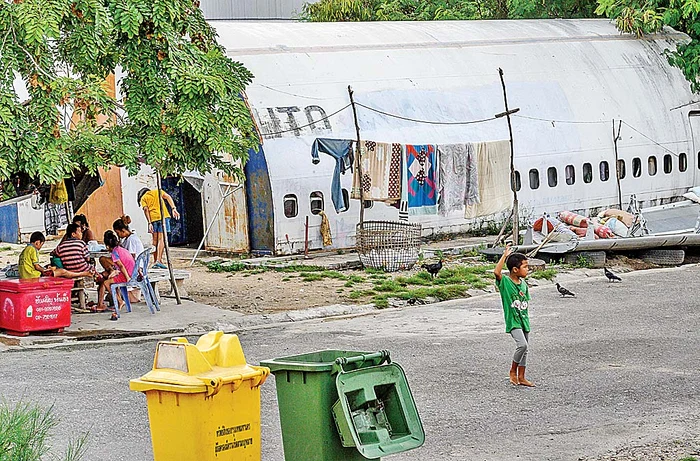 Copiii îşi găsesc jucării printre  bucăţile de fiare contorsionate