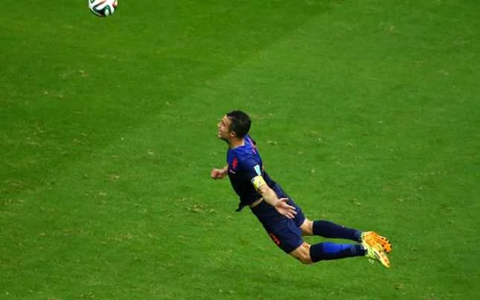 „Olandezul zburător“ Van Persie, autorul unui gol de senzaţie. FOTO AFP