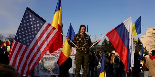 Susținători ai lui Călin Georgescu protestează în Piața Victoriei din București. FOTO Inquam Photos / Octav Ganea