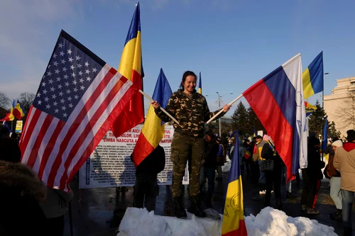 Susținători ai lui Călin Georgescu protestează în Piața Victoriei din București. FOTO Inquam Photos / Octav Ganea