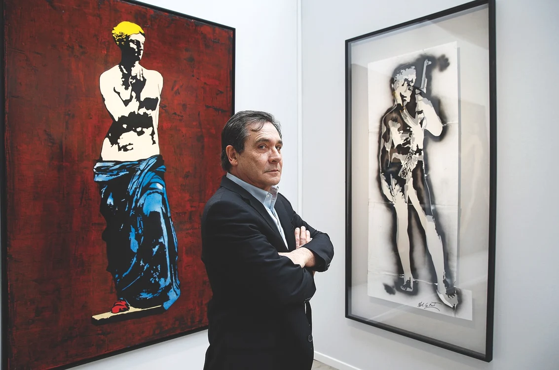 Blek le Rat în faţa lucrărilor sale, expuse la Târgul de Artă de la Paris în aprilie 2018