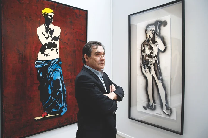 Blek le Rat în faţa lucrărilor sale, expuse la Târgul de Artă de la Paris în aprilie 2018