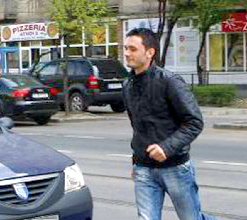 
    O sută de mii de persoane care se strecurau printre maşinile în mers s-au ales cu amenzi de la poliţişti, în acest an.  