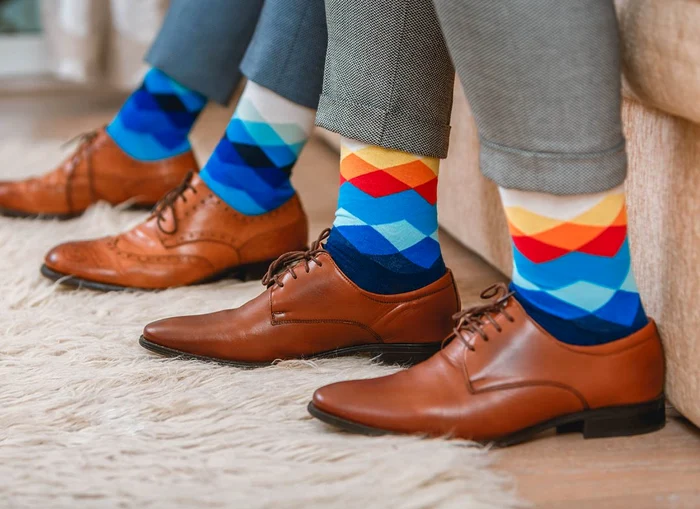 Șosetele colorate se poartă mai nou la costum
