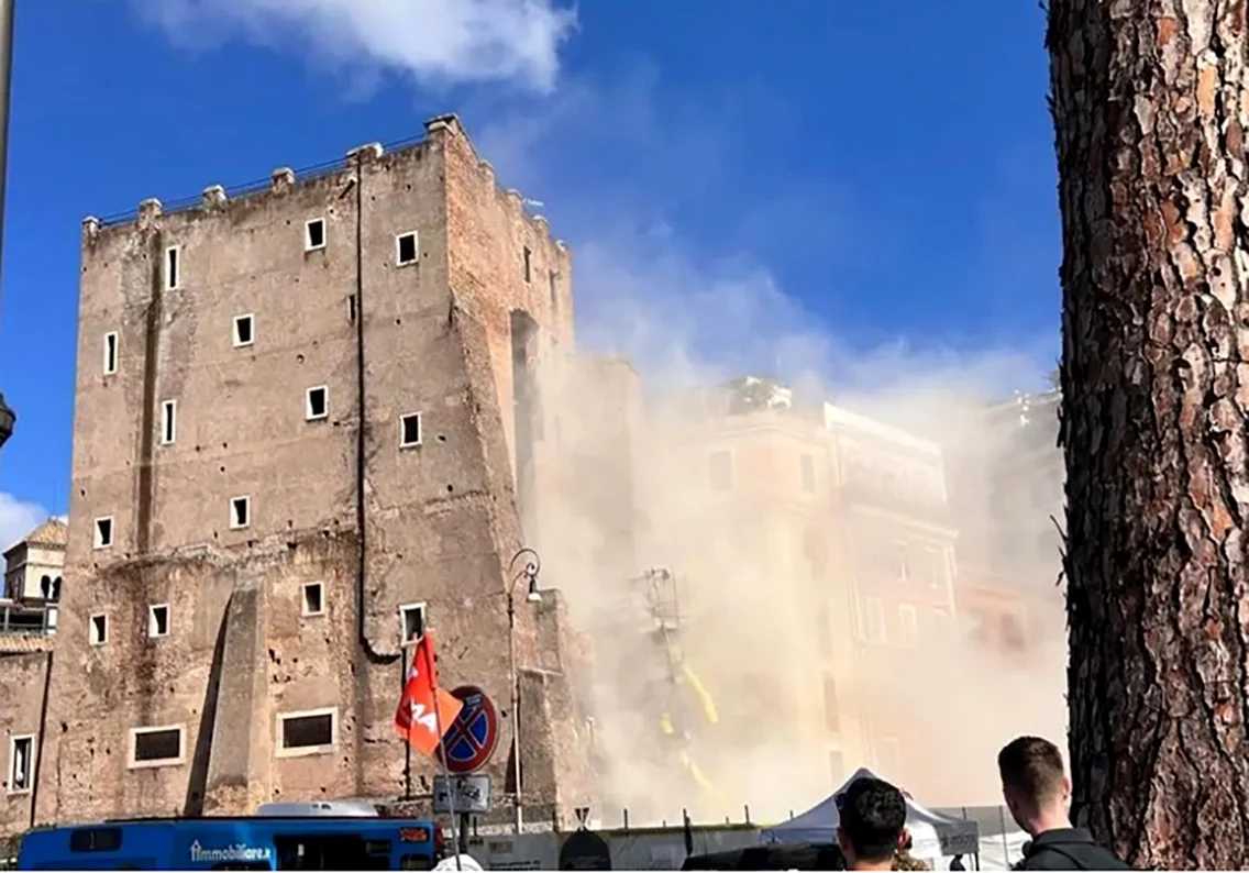 O parte din turnul medieval de lângă Colosseum s-a prăbușit la Roma FOTO Profimedia