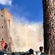 O parte din turnul medieval de lângă Colosseum s-a prăbușit la Roma FOTO Profimedia