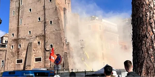 O parte din turnul medieval de lângă Colosseum s-a prăbușit la Roma FOTO Profimedia