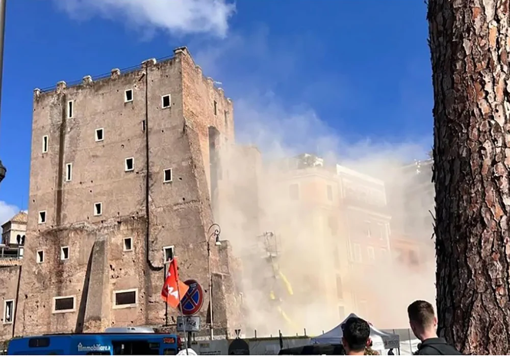 Muncitorul român a fost scos de sub dărâmături, după prăbuşirea Torre dei Conti din Roma. Cine este acesta