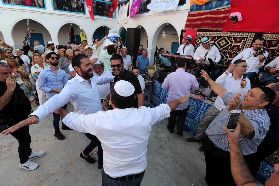 Imagine din timpul pelerinajului la sinagoga El Ghriba, Tunisia. Foto: EPA-EFE