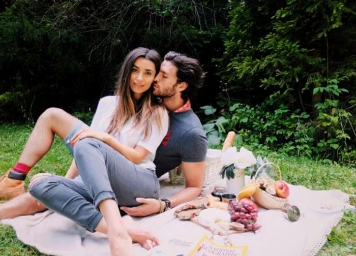 Lili Sandu şi Silviu Tolu au avut meniu franţuzesc la iarbă verdeFoto: arhivă personală