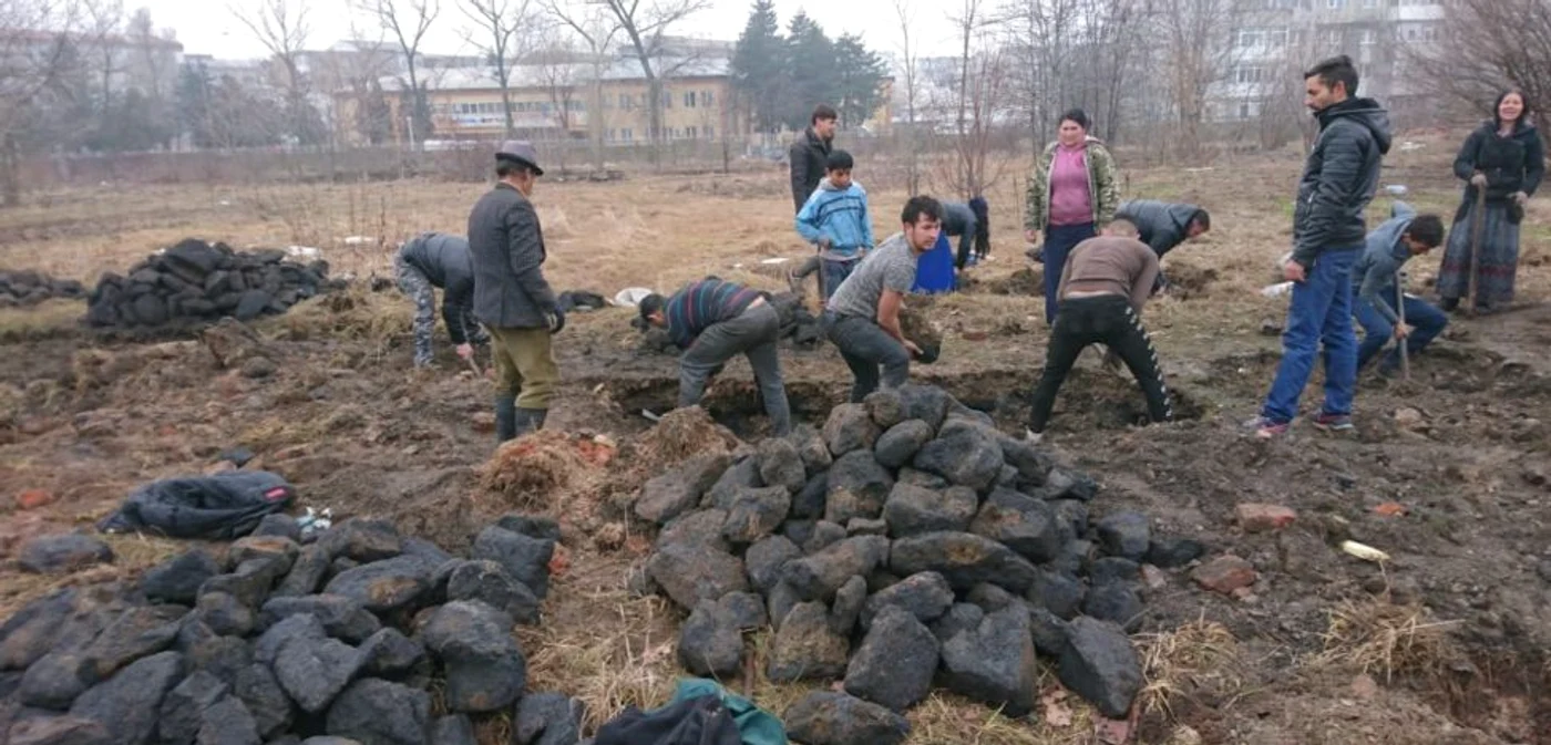 Membrii unei comunităţi de romi sapă pe terenul şantierului FOTO Laurenţiu Guţică-Florescu