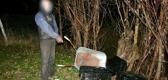 Ţigările au fost transportate cu roaba peste graniţa cu Ucraina. FOTO: STPF Suceava