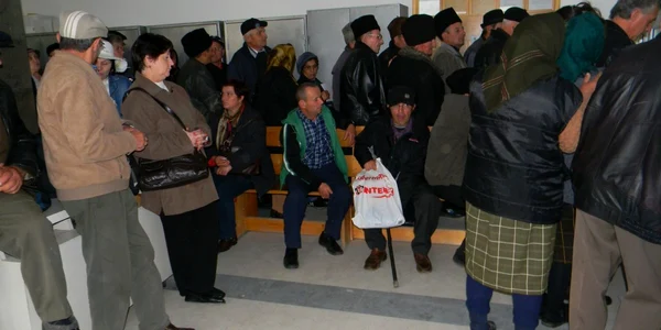 Pensionarii aşteaptă de dimineaţă să prindă un bilet