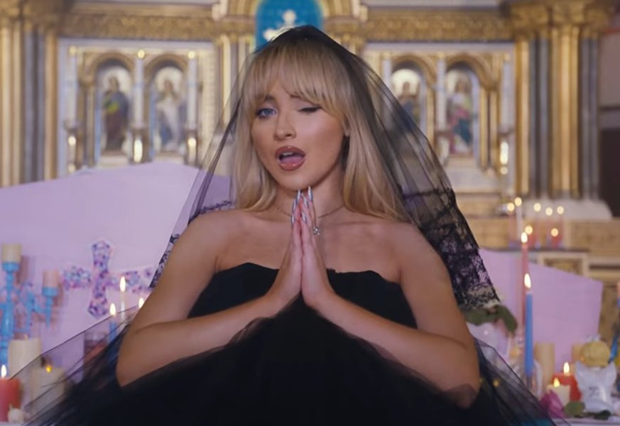 Preot pedepsit după ce vedeta pop Sabrina Carpenter a filmat un videoclip cu scene provocatoare în biserica sa