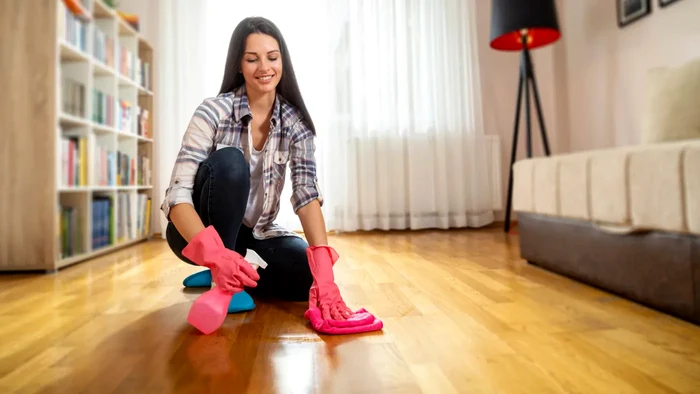 Ai parchetul zgâriat? Acest truc ingenios îi redă instantaneu strălucirea